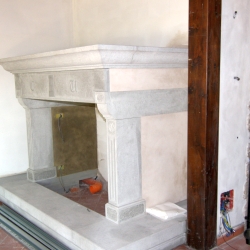 Camino in pietra e marmo