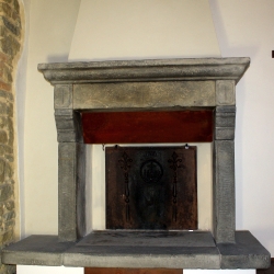 Camino in pietra e marmo