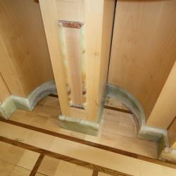 Particolare di inserti in Pietra e Marmo su Anta in Legno CURVE