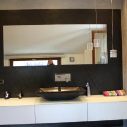 Parete in Pietra Nera con Vasca Lavabo in Pietra Design Moderno ed Esclusivo