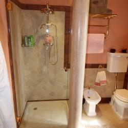 Bagno in stile con Colonna in Marmo e Rivestimenti in Pietra