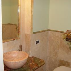 Bagno in pietra marmo e granito su misura