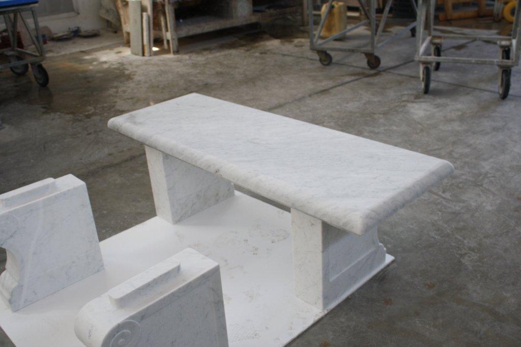 Splendida Panca in Marmo Bianco di Carrara realizzata da Valtiberina Marmi